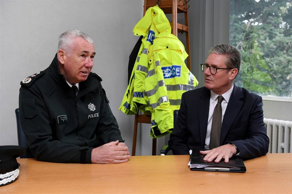 Archivo - El excomisario de Policía de Bedforshire Jon Boutcher con el primer ministro británico, Keir Starmer