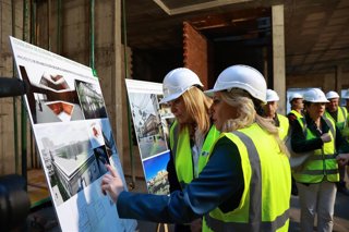 La consejera de Economía, Hacienda, Fondos Europeos y Diálogo Social, Carolina España, y la alcaldesa de Huelva, Pilar Miranda, en la visita a las obras del Antiguo Edificio de Hacienda.