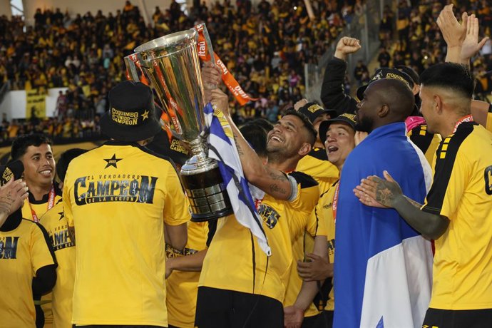 Futbol, Coquimbo Unido vs Union La Calera. Fecha 26, Liga de Primera 2025. Los jugadores de Coquimbo Unido celebran con la Copa de Campeon tras el partido de primera division contra Union La Calera disputado en el estadio Francisco Sanchez Rumoroso de