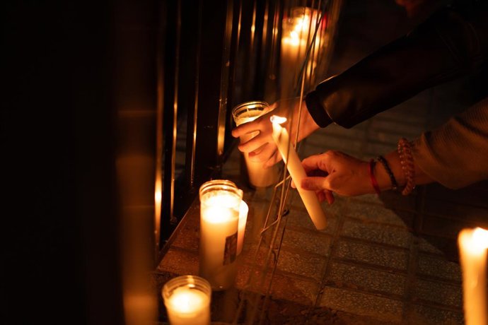 Archivo - Arxiu - Vetles per a homenatjar a les víctimes de la dana, en la Rambla del Poyo, a 26 d'octubre del 2025, a Paiporta, València
