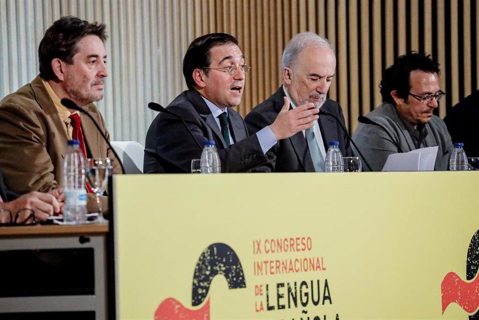 Archivo - (I-D) El escritor y director del Instituto Cervantes, Luis García Montero; el ministro de Asuntos Exteriores, Unión Europea y Cooperación, José Manuel Albares; el director de la Real Academia Española, Santiago Muñoz Machado y el alcalde de Cá
