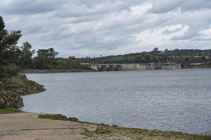 Archivo - Vista del embalse de Alcántara, a 19 de marzo de 2025, en Cáceres, Extremadura (España).