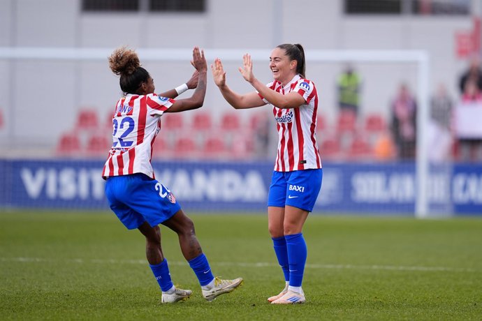Luany y Vilde Boe Risa celebran un gol del Atlético de Madrid