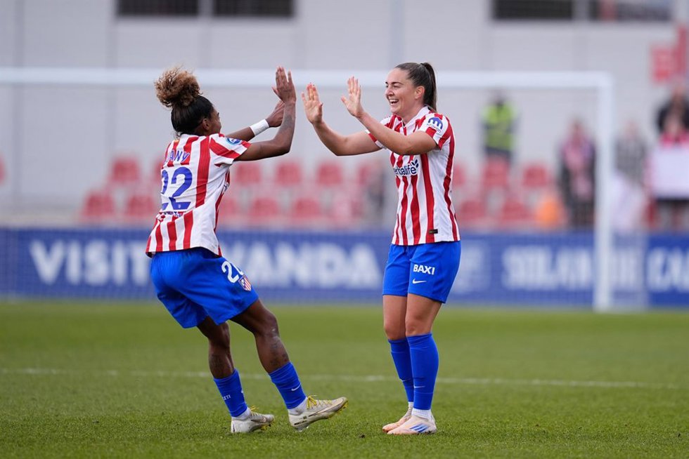 Luany y Vilde Boe Risa celebran un gol del Atlético de Madrid