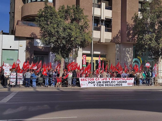 Concentración del sector del manipulado durante la protesta en Almería.