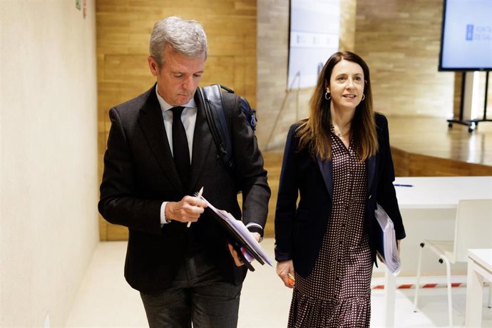 O titular do Executivo galego, Alfonso Rueda, acompañado pola conselleira de Medio Rural, María José Gómez, na rolda de prensa posterior á reunión do Consello da Xunta. Sala do Consello, 09/12/25.