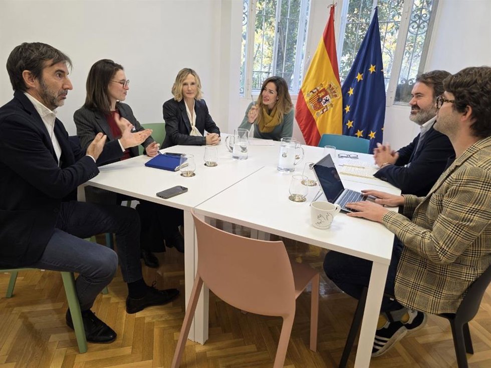 Reunión del secretario de Estado de Juventud e Infancia, Rubén Pérez,con la jefa de Seguridad Global de Meta, Antigona Davis.