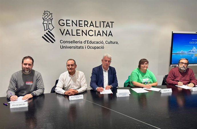 El secretario autonómico de Educación, Daniel McEvoy, firma con representantes de los sindicatos STEPV-IV, FE-CCOO-PV y UGTSP-PV un acuerdo sobre las condiciones laborales del personal experto en sectores productivos de FP