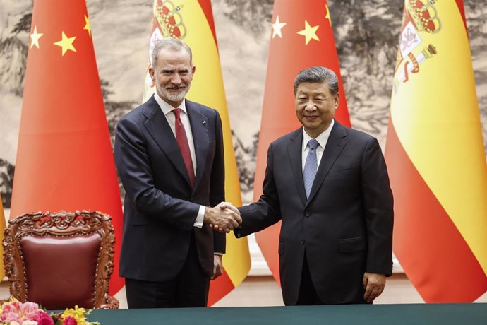 El Rey Felipe VI mantiene un encuentro con el Presidente de China, Xi Jinping, a 12 de noviembre de 2025, en Pekín (China).