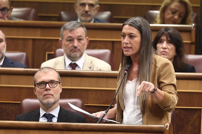 La portavoz de Junts en el Congreso, Miriam Nogueras, interviene durante una sesión de control al Gobierno, en el Congreso de los Diputados, a 19 de noviembre de 2025, en Madrid (España).