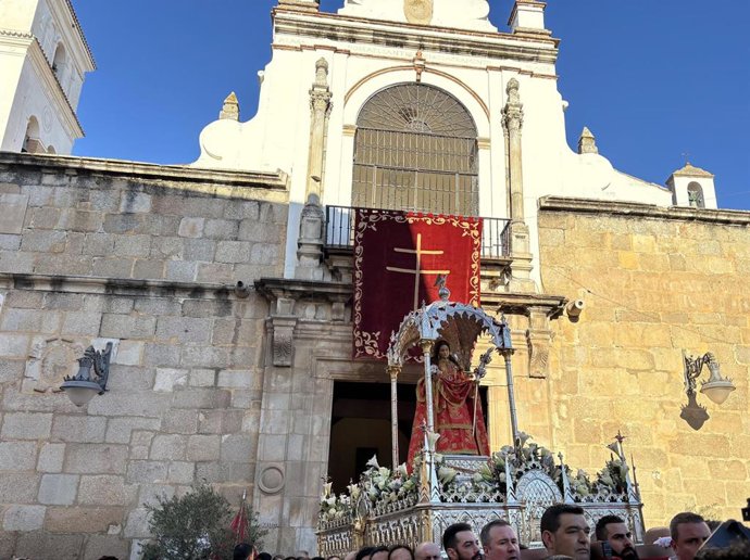 Archivo - Santa Eulalia sale en procesión desde la Concatedral de Santa María de Mérida, en una imagen de archivo.