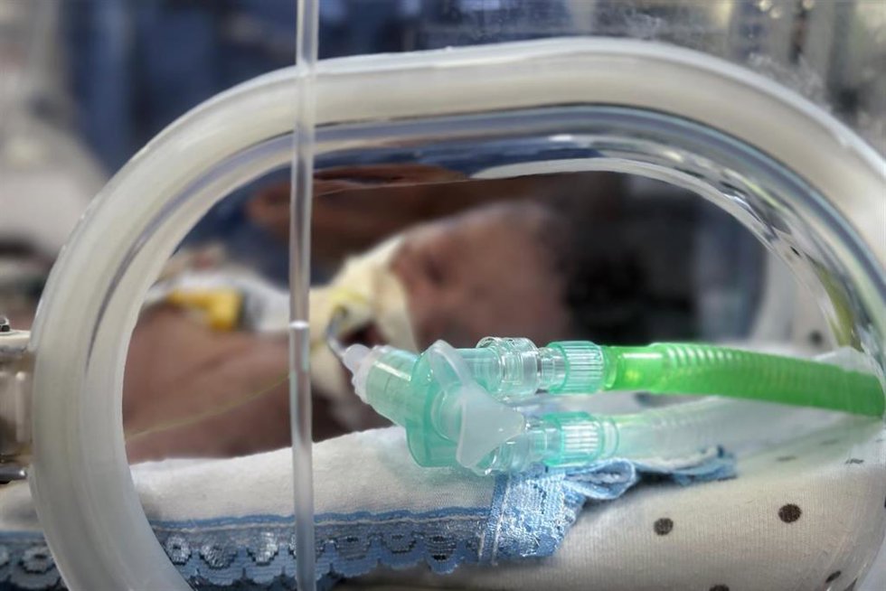 Archivo - Un recién nacido recibe tratamiento médico en la unidad de neonatos del Hospital Naser, en Jan Yunis, en el sur de la Franja de Gaza