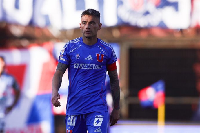 Futbol, Universidad de Chile vs Deportes Limache Fecha 27, Liga de primera 2025. El jugador de Universidad de Chile Charles Aranguiz, es fotografiado durante un partido de la liga de primera contra Deportes Limache disputado en el estadio Santa Laura de