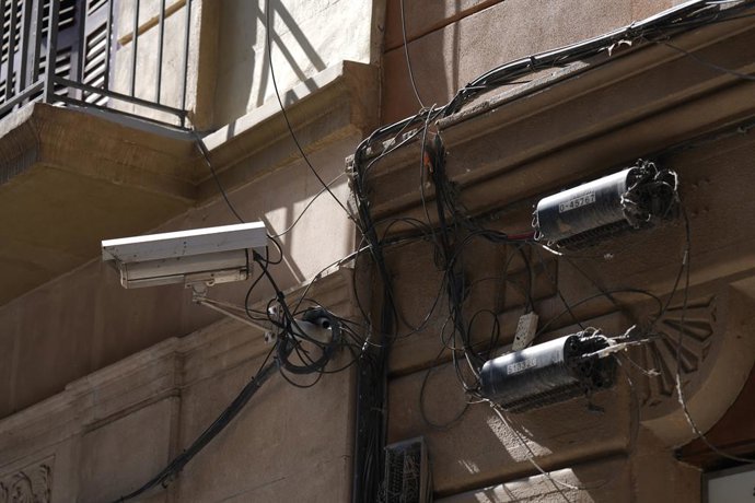 Archivo - Archivo- Càmera de seguretat i cablejat en una façana de Barcelona
