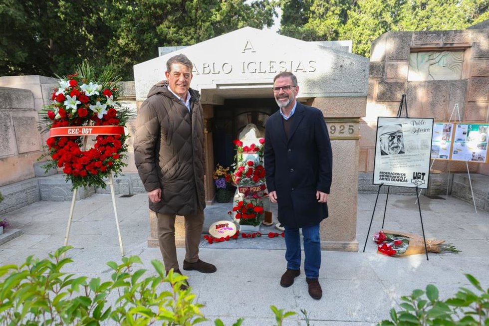 El secretario xeral del PSdeG, José Ramón Besteiro, y el secretario xeral de la Agrupación de Ferrol, Ángel Mato, en Madrid.