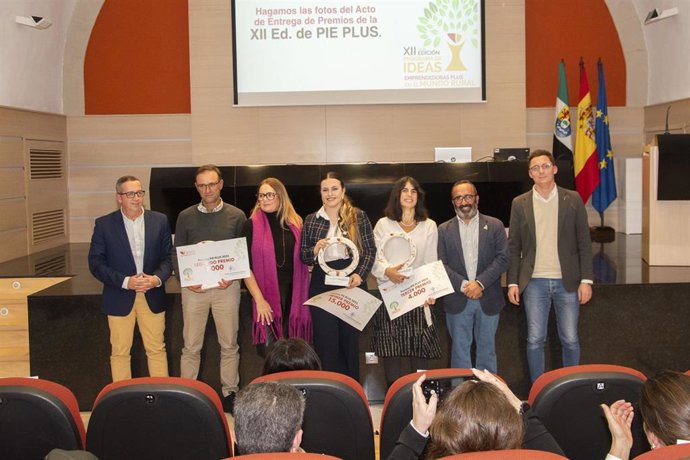 Galardonados en la entrega de los premios PIE PLUS 2025, el Programa de Ideas Emprendedoras en el Mundo Rural (PIE) de la Diputación de Cáceres.