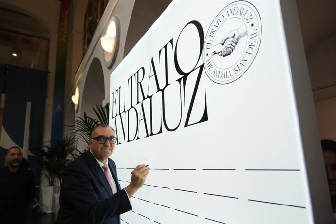 El consejero de Turismo y Andalucía Exterior, Arturo Bernal, ha presentado este martes 'El Trato Andaluz', una campaña pionera de sensibilización alrededor del turismo que establece "un contrato de convivencia entre el andaluz y el visitante"