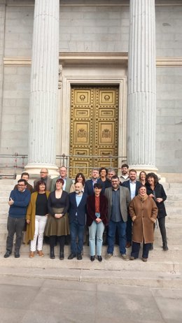 Representantes de distintos grupos parlamentarios a las puertas del Congreso.
