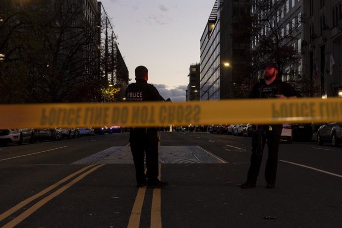 26 de novembro de 2025, Washington, Distrito de Columbia, Estados Unidos: Membros da polícia, incluindo o Serviço Secreto dos EUA e o Departamento de Polícia Metropolitana de Washington, protegem a cena após um tiroteio perto da Casa Branca em 26 de novem