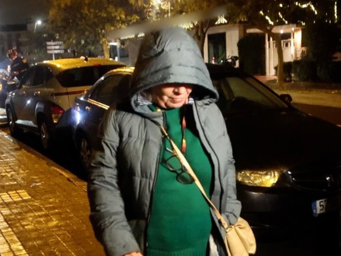 Carmen Borrego sale de casa de su hijo José María Almoguera tras la intervención