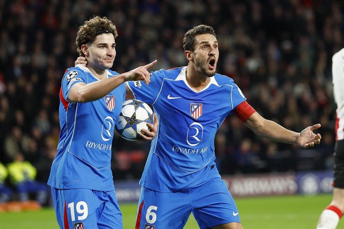 Julián Álvarez y Koke celebran un gol del Atlético de Madrid ante el PSV Eindhoven