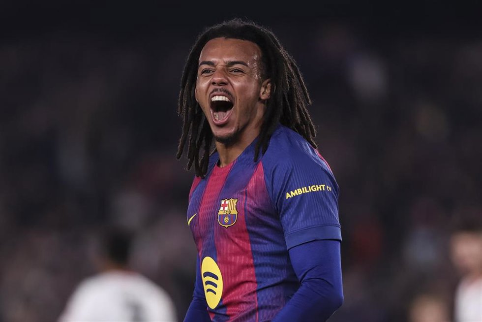 El futbolista del FC Barcelona Jules Koundé celebrando uno de sus goles frente al Eintracht de Fráncfort