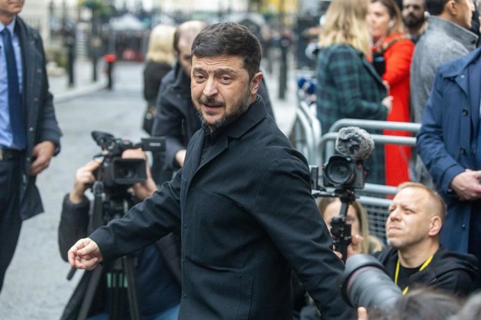 8 de dezembro de 2025, Londres, Inglaterra, Reino Unido: O primeiro-ministro do Reino Unido, Keir Starmer, dá as boas-vindas ao presidente da Ucrânia, VOLODYMYR ZELENSKYY, no número 10 da Downing Street para uma reunião com o primeiro-ministro alemão Frie