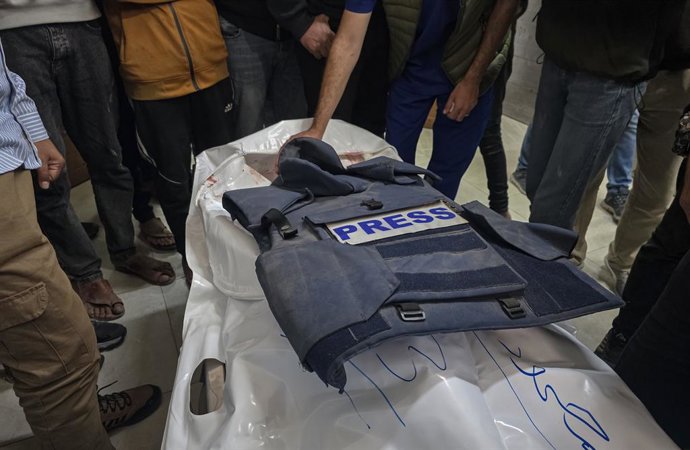 December 2, 2025, Khan Yunis, Gaza Strip, Palestinian Territory: Relatives of Mahmoud Wadi, a journalist who was targeted and killed by an Israeli drone, mourn over the dead body of him during funeral ceremony at Nasser Hospital in Khan Yunis, Gaza on Dec