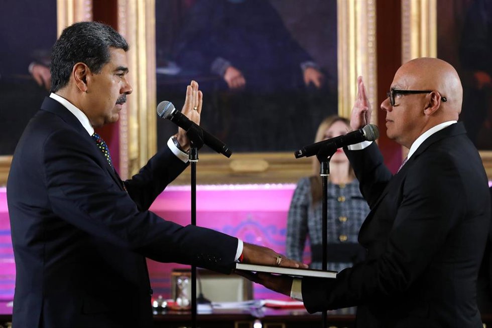 Archivo - A la izquierda, el presidente venezolano, Nicolás Maduro, frente al presidente de la Asamblea Nacional, Jorge Rodríguez, durante su toma de posesión  