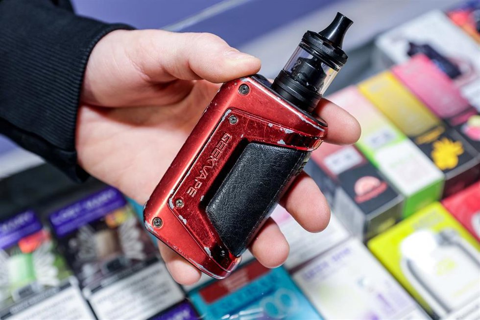 Archivo - Cigarrillos electrónicos en una tienda especializada