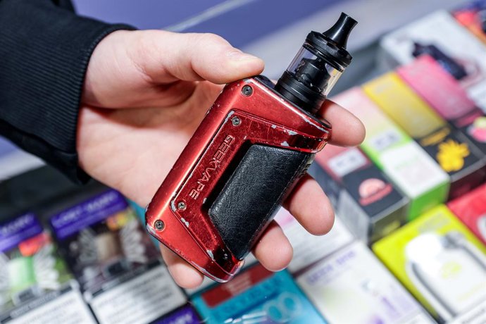 Archivo - RUSSIA, YEKATERINBURG - NOVEMBER 7, 2025: Vape pens in a vape shop