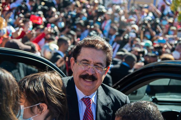 Archivo - Arquivo - 27 de janeiro de 2022, Tegucigalpa, Morozan, Honduras: Mel Zelaya, ex-presidente e marido de Xiomara Castro, chega à Igreja de Suyapa para rezar antes da posse presidencial de Castro. Xiomara Castro foi empossada como a primeira mulher