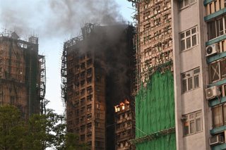 Columna de humo en un bloque residencial en Hong Kong