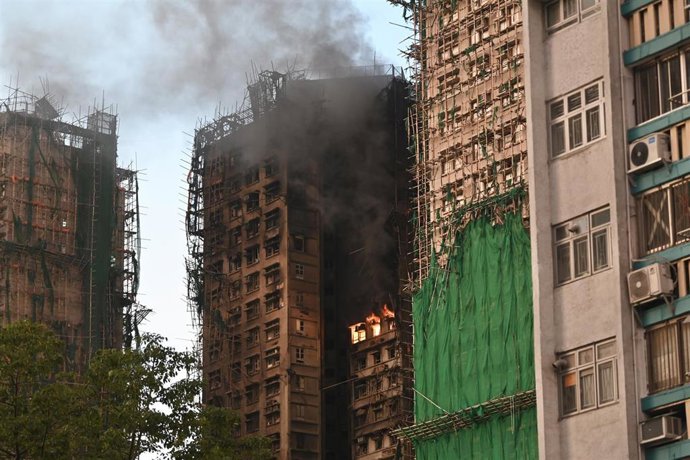 Columna de humo en un bloque residencial en Hong Kong