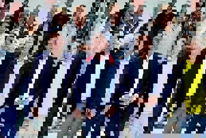 El que fuera alcalde de Aldeaseca (Ávila), Luis Ignacio Arévalo Martín, en el centro junto a Alfonso Fernández Mañueco (i) y Carlos García (d).