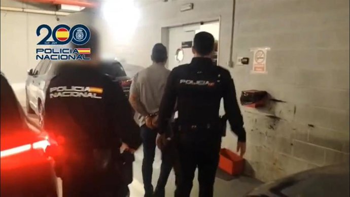 Detenido un hombre por robar en más de 40 vehículos en garajes comunitarios.