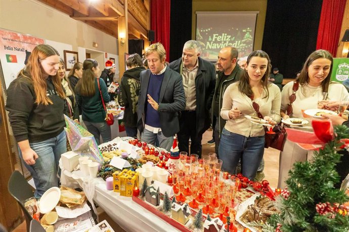 El consejero de Economía, Hacienda, Fondos Europeos y Financiación Autonómica, Luis Ángel Agüeros, asiste al taller de sabores y sonido de Europa en Navidad
