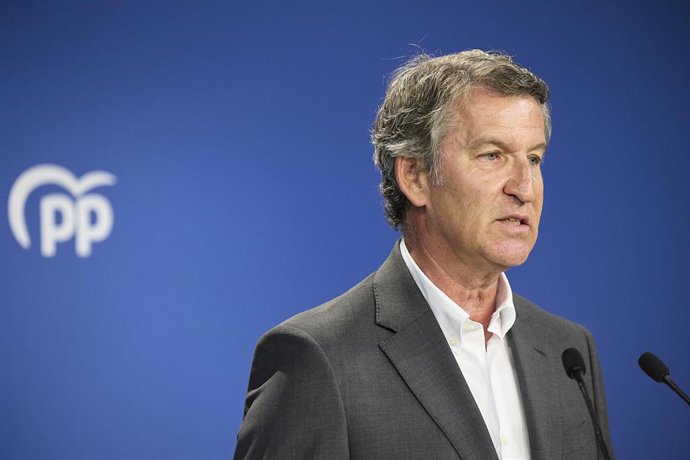 Archivo - El presidente del PP, Alberto Núñez Feijóo, durante una rueda de prensa en la sede del partido.