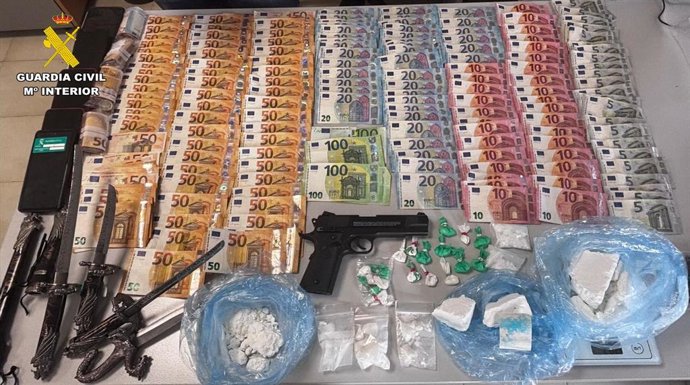 Dinero y efectos aprehendidos por la Guardia Civil en la operación 'Rejum'.
