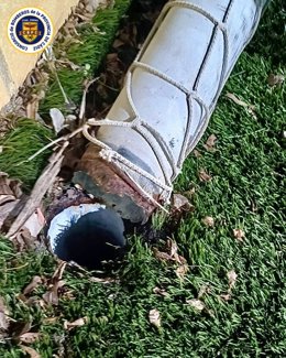 Poste de portería roto en un campo de fútbol base de Cádiz capital