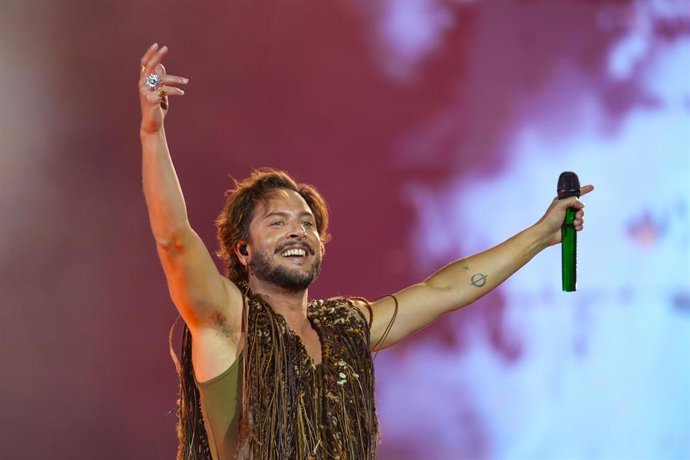 Archivo - El cantante Manuel Carrasco, durante su concierto en el estadio La Cartuja del pasado mes de mayo.