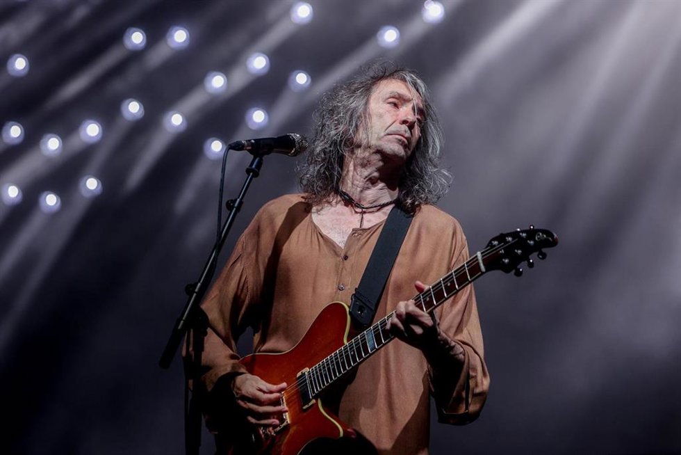 Archivo - El cantante Roberto Iniesta, 'Robe', durante un concierto en el Auditorio Miguel Ríos, a 25 de mayo de 2024, en Rivas-Vaciamadrid, Madrid (España). Robe Iniesta es compositor, músico, poeta y escritor, conocido por ser el fundador en 1987 y ca
