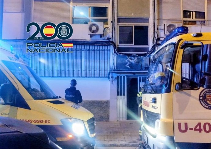 Un agente de la Policía y vehículos de bomberos en el inmueble donde se produjo un escape de gas en Jerez.