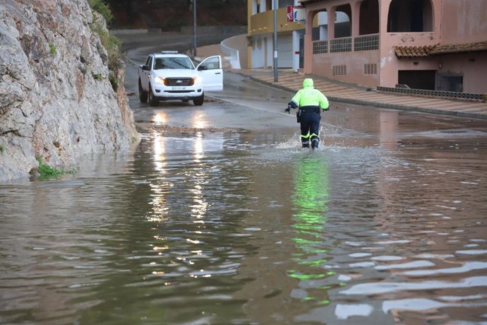 Un carrer de Cullera inundada en imatge d'arxiu