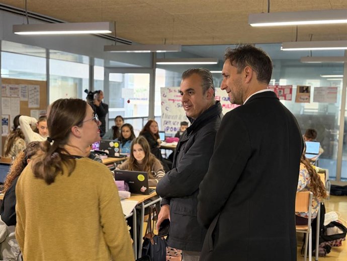 El conseller de Educación, Antoni Vera, durante una visita al Conservatorio de Ibiza
