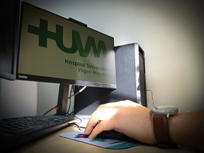 Imagen de recurso de una pantalla de ordenador con el logotipo del centro hospitalario.
