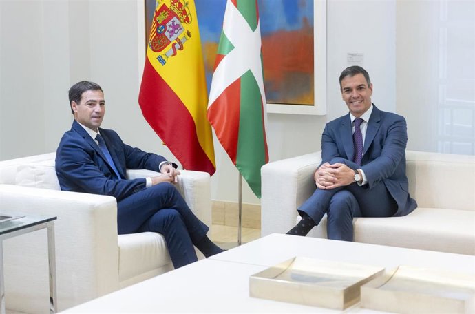 Archivo - El lehendakari Imanol Pradales (i) y el presidente del Gobierno, Pedro Sánchez (d), durante una reunión en el Complejo de La Moncloa