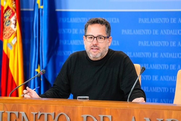 El portavoz de Adelante Andalucía, José Ignacio García, en rueda de prensa en el Parlamento.