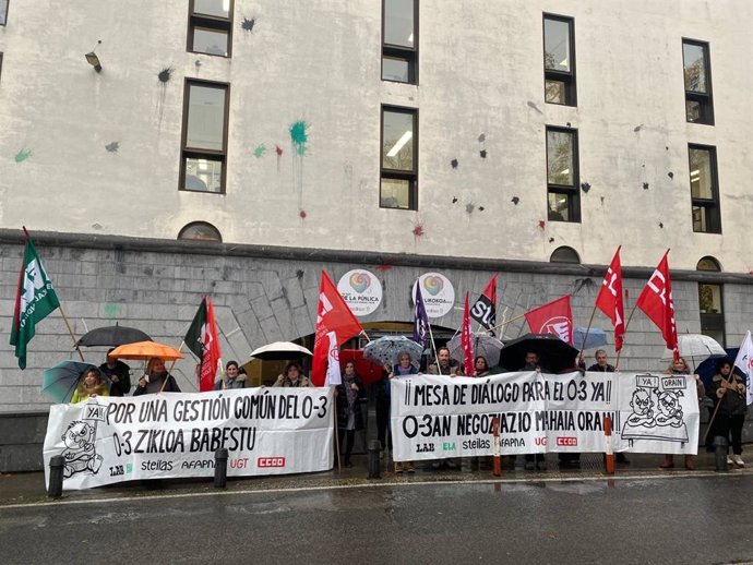 Concentración de la intersindical del ciclo 0-3 frente al departamento de Educación del Gobierno de Navarra