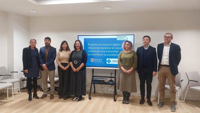 La consellera de Salud, Manuela García, representantes de la Conselleria de Salud y la UIB en la presentación de la plataforma.